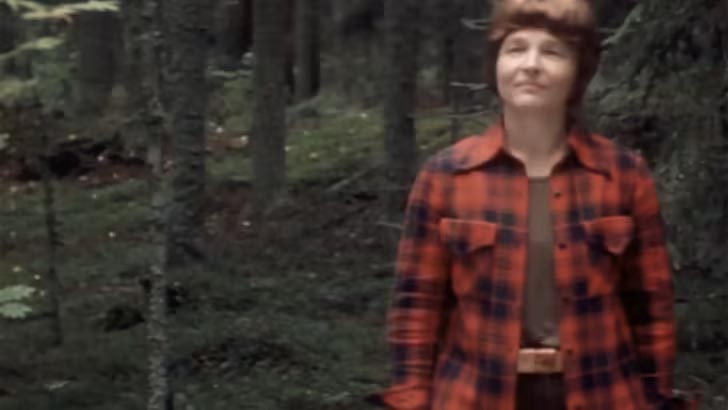Videotallenne: Nainen ja metsä.